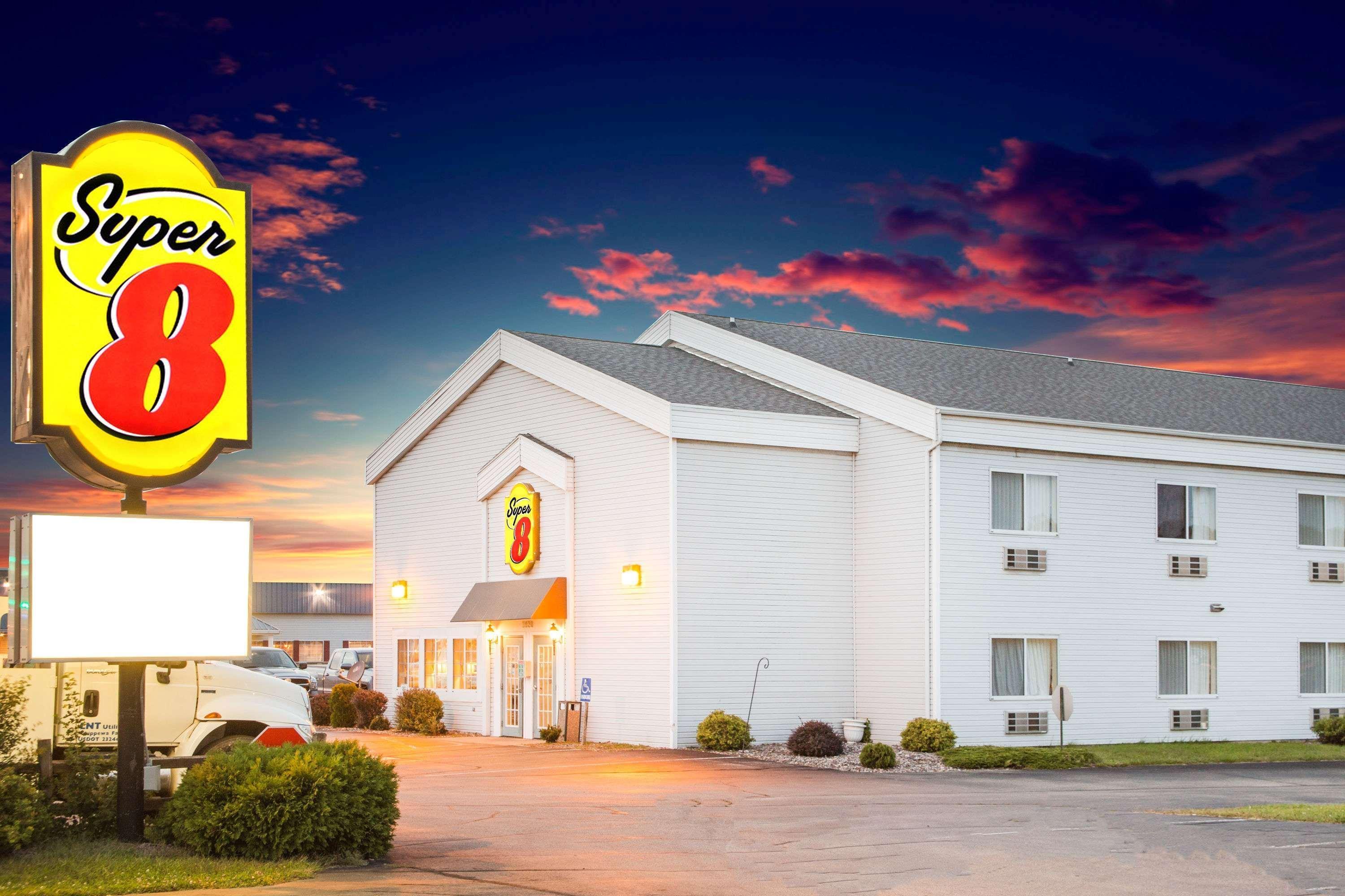 Super 8 By Wyndham Prairie Du Chien Hotel Exterior photo